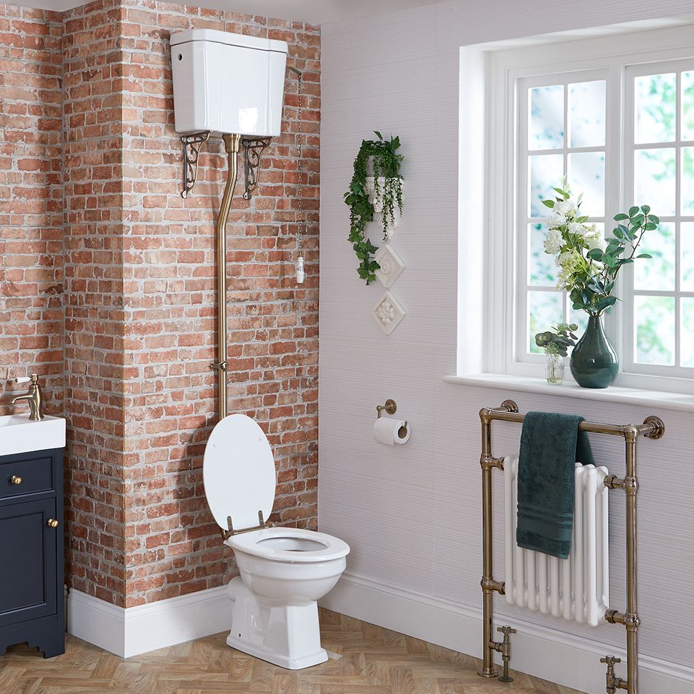 Cuvette WC avec reservoir haut et abattant blanc Hauteur confortable Choix de finitions du kit de chasse d eau Richmond
