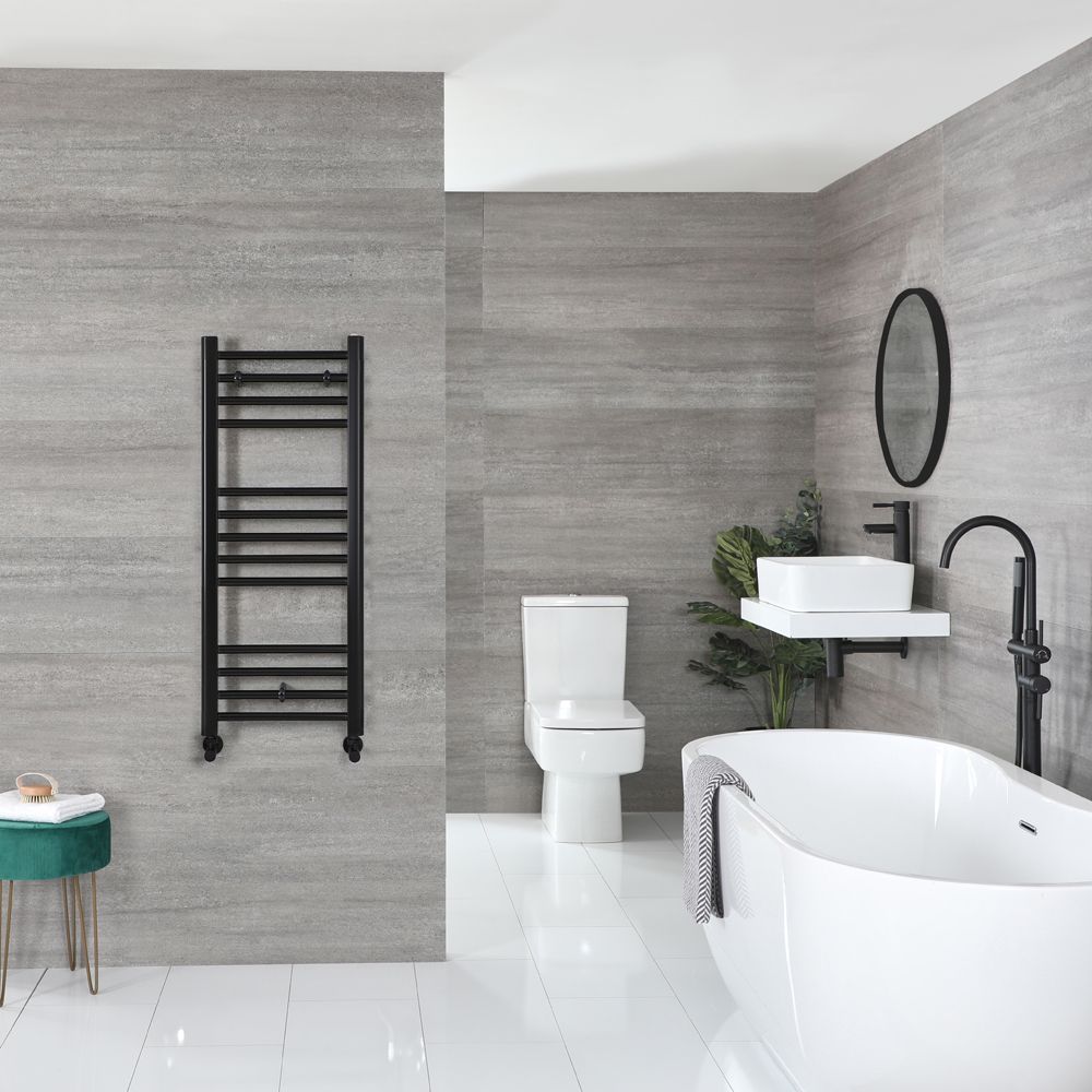Un élégant sèche-serviette noir peut sublimer votre salle de bain