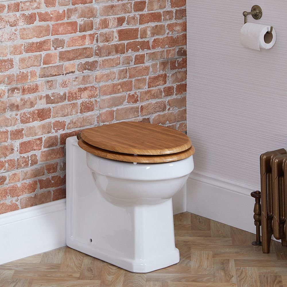 Cuvette WC à poser avec abattant effet chêne – Hauteur confortable – Choix de finitions des charnières - Richmond
