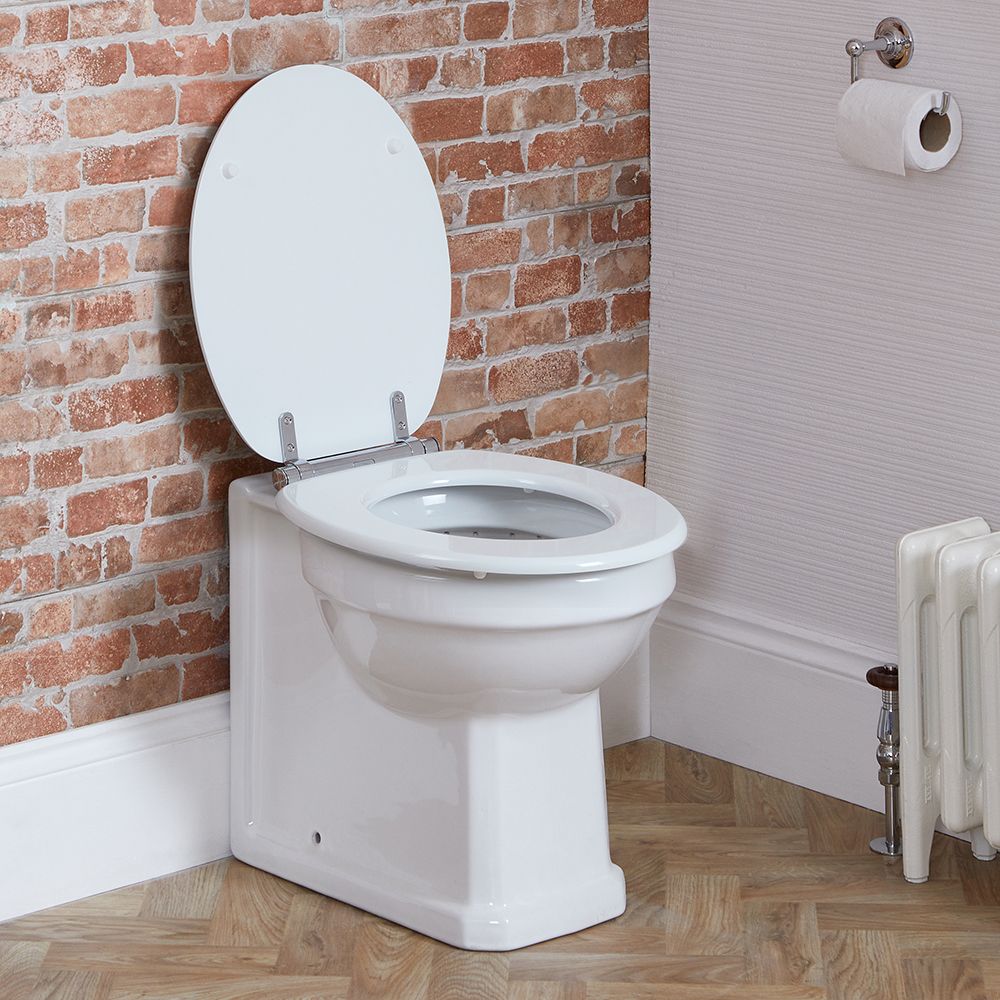 Cuvette WC rétro avec abattant blanc, réservoir haut et chasse d'eau –  Chromé – Hauteur confortable – Richmond