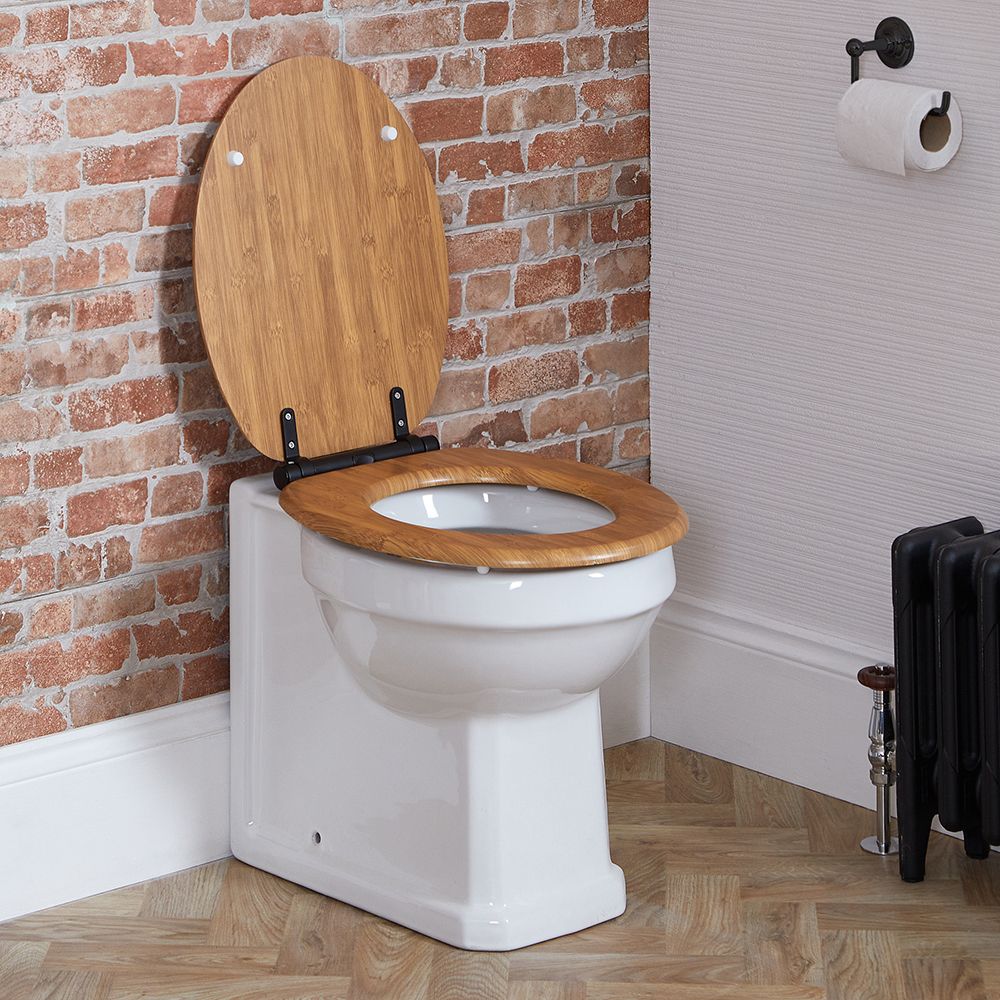 Cuvette WC à poser avec abattant effet chêne – Hauteur confortable –  Charnières noires – Richmond