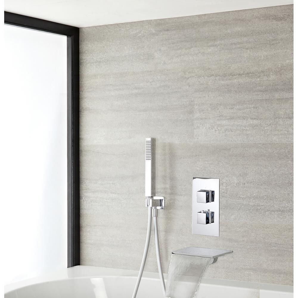 Robinet salle bain à bec plat et finition chromé, un robinet à design  contemporain muni de poignée unique