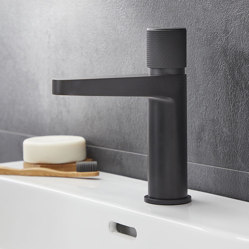 Mitigeur lavabo à bouton poussoir – Choix de finitions - Idro