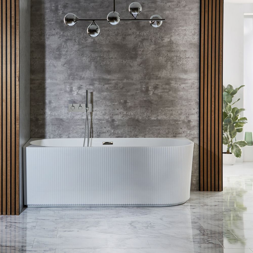 Baignoire semi-îlot  d’angle cannelée – 170 cm x 80 cm – Choix de finition du trop-plein et option d’angle droit ou gauche - Florence