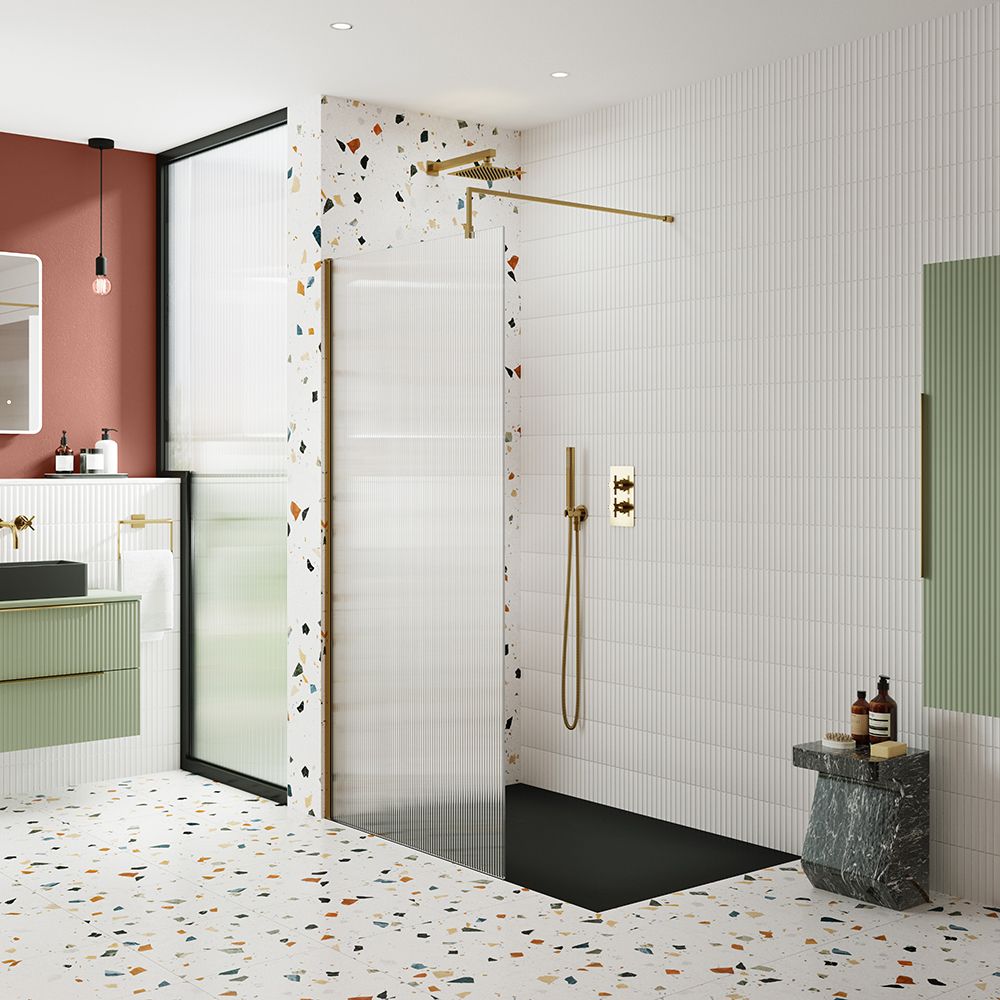 Douche à l’italienne en verre cannelé – Avec receveur à effet texturé – Laiton brossé – Choix de tailles et paroi de retour en option