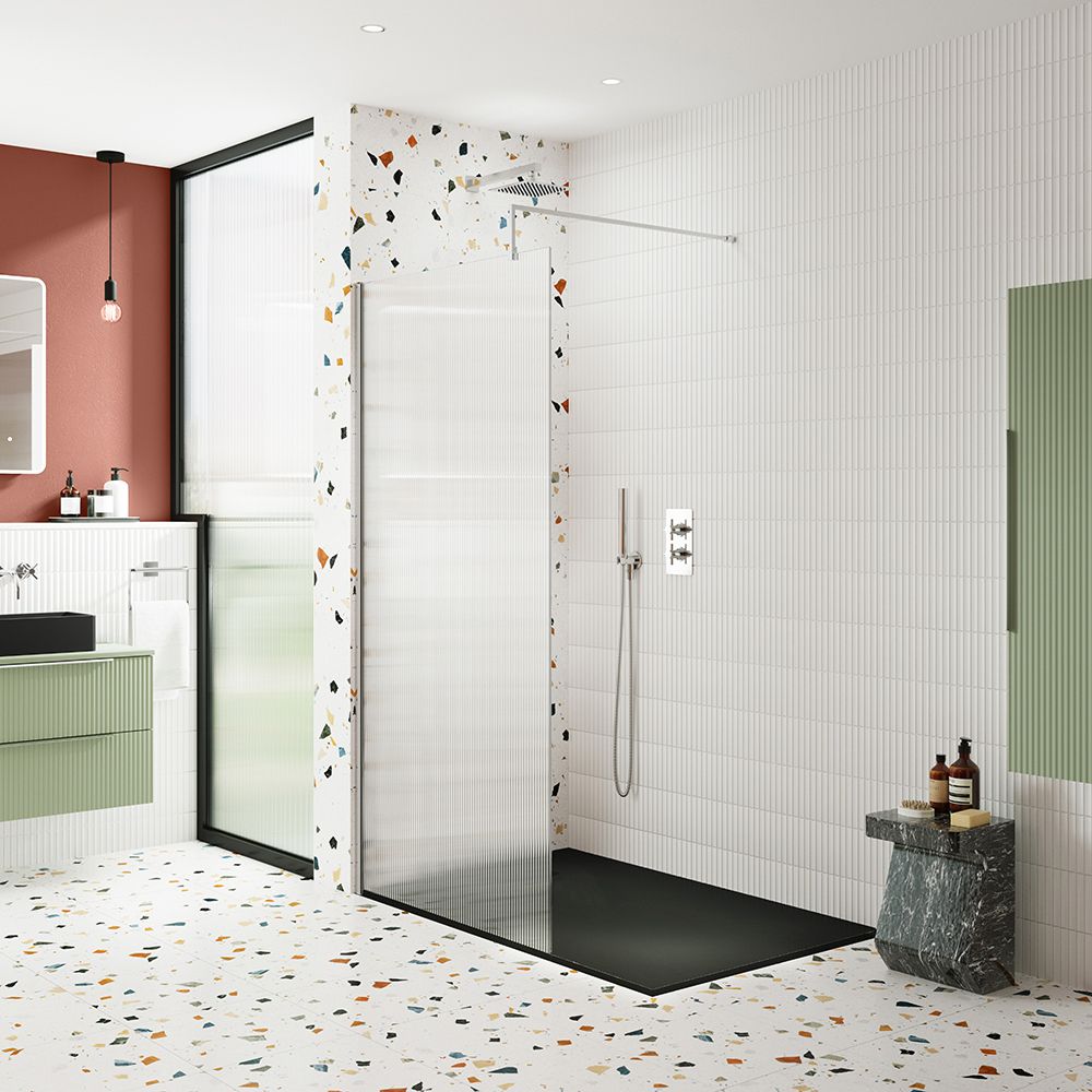 Douche à l’italienne en verre cannelé – Avec receveur à effet texturé – Chromé – Choix de tailles et paroi de retour en option