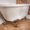 Baignoire semi-îlot rétro d’angle avec pare-baignoire – Blanc – 168,5 cm x 75 cm – Pieds or brossé – Option d’angle droit ou gauche - Legend