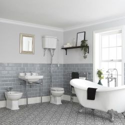 Ensemble baignoire îlot, WC avec réservoir haut, lavabo sur pieds et bidet - Richmond