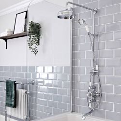 Hudson Reed Elizabeth - Colonne de douche avec mitigeur thermostatique exposé à 3 fonctions - Bec verseur, pommeau & douchette - Chromé et blanc 