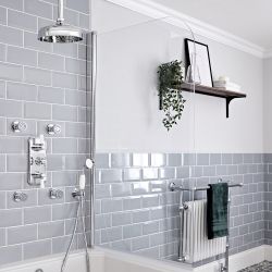 Kit de douche thermostatique à 3 fonctions avec inverseur - Pommeau de douche Ø 20 cm, kit douchette et buses hydromassantes – Chromé et blanc - Elizabeth