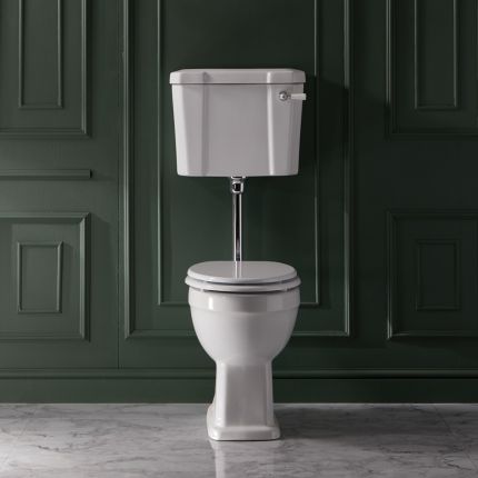 Cuvette WC avec réservoir semi-bas et abattant blanc – Hauteur confortable – Choix de finitions du kit de chasse d’eau - Richmond