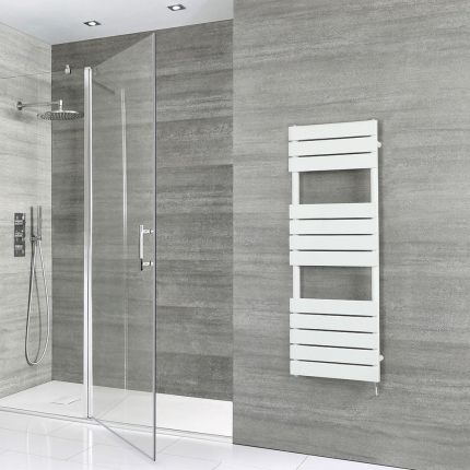 Sèche-serviettes design électrique – Barre plates – Blanc – Choix de tailles, d’élément chauffant et de cache-câble – Lustro - ECOSO par Hudson Reed