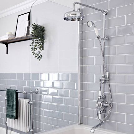 Hudson Reed Elizabeth - Colonne de douche avec mitigeur thermostatique exposé à 3 fonctions - Bec verseur, pommeau & douchette - Chromé et blanc 